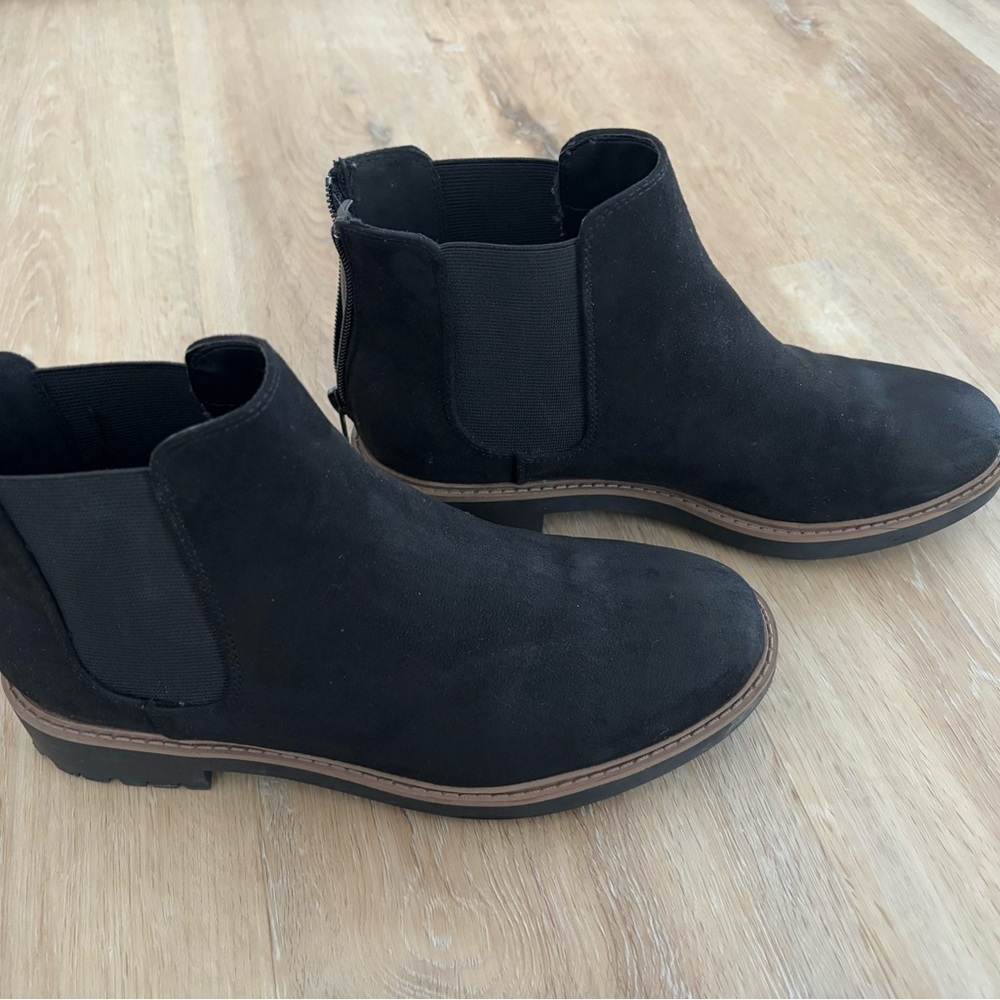 Women’s black bootie, size 7.5